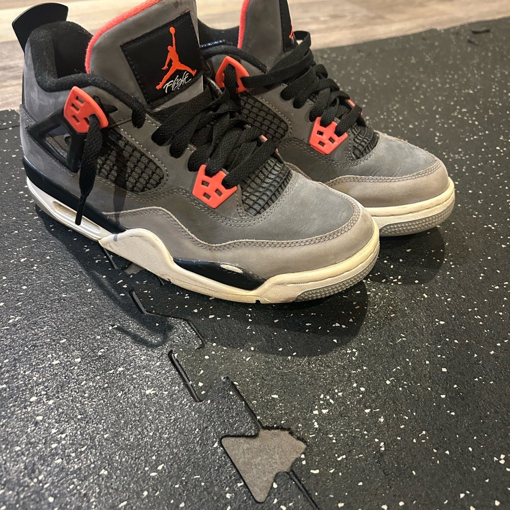 2022 Air Jordan 4 retro GS Infared size 6.5 (Used without box)